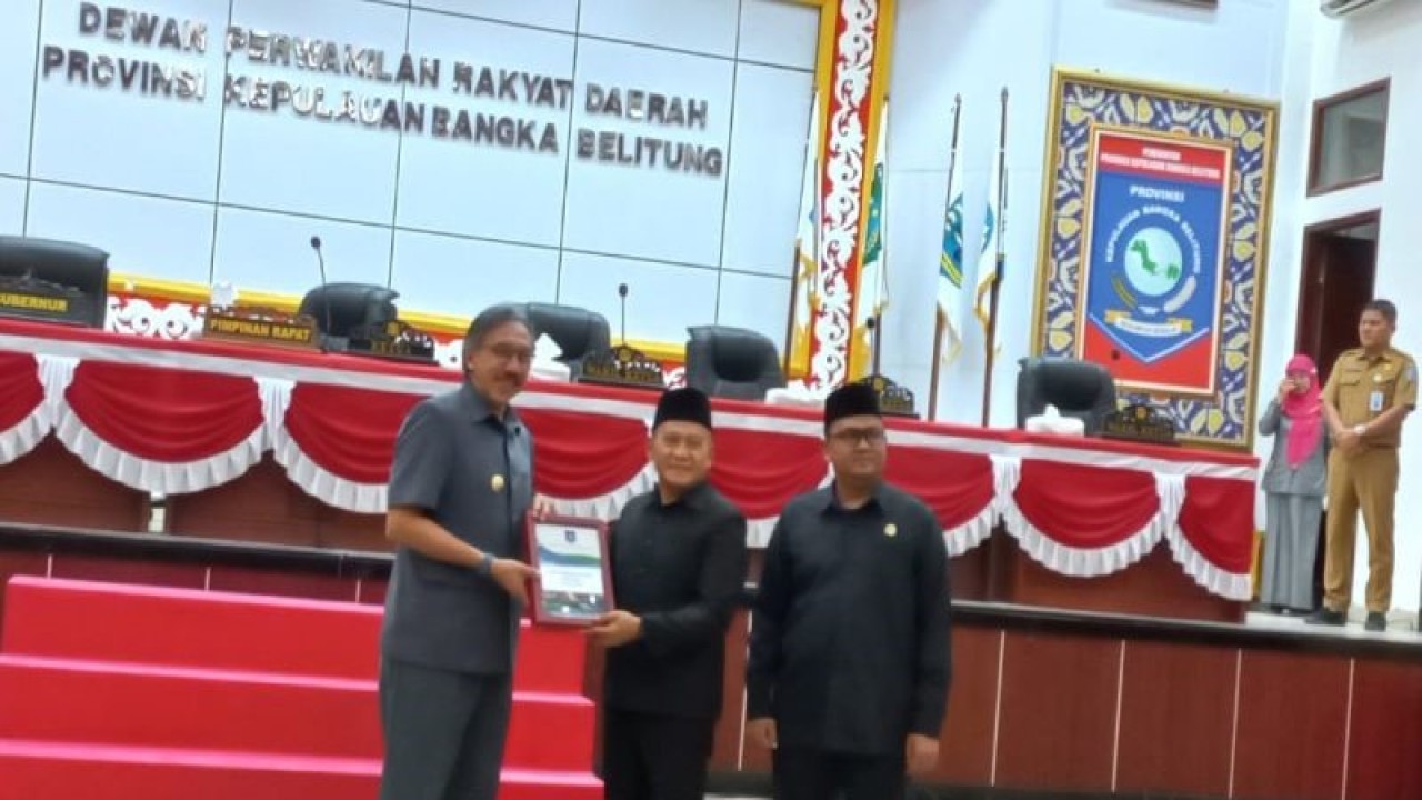 Pj Gubernur Babel Ridwan Djamaluddin (kiri) menyerahkan LKPJ tahun 2022 kepada DPRD Provinsi Babel dalam sidang paripurna yang digelar di Pangkalpinang, Senin (27/3). (ANTARA/ Donatus Dasapurna)