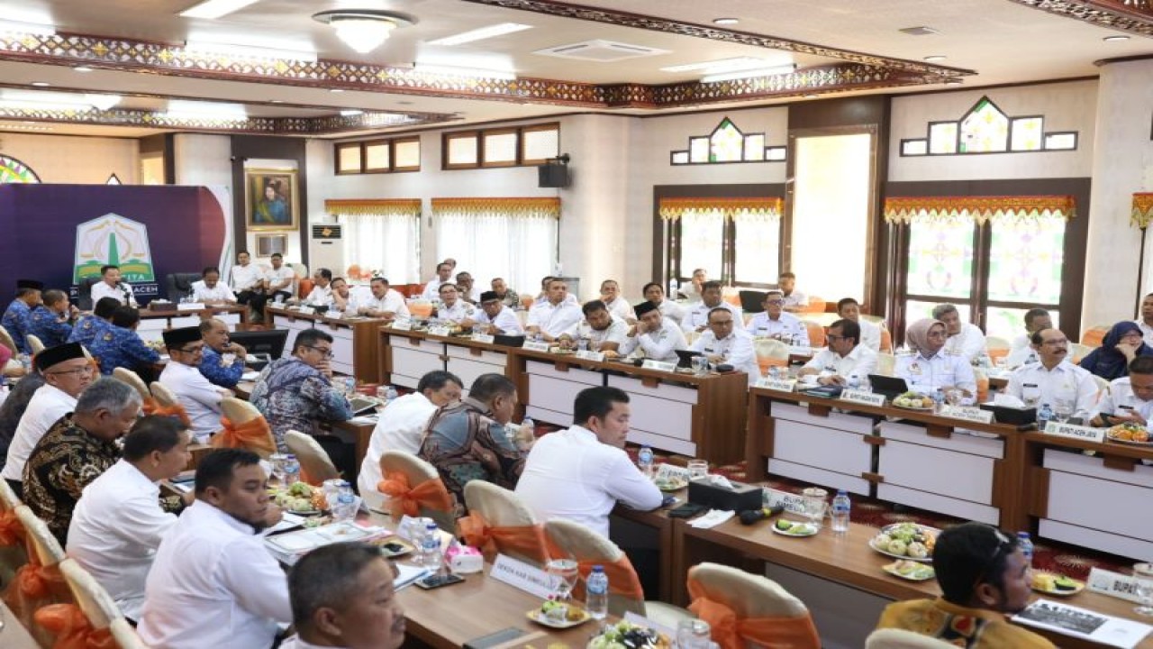 Penjabat (Pj) Gubernur Aceh, Achmad Marzuki memimpin Rakor bersama Bupati/Walikota dan Sekda Kab/Kota, di Meuligoe Gubernur Aceh, Banda Aceh, Rabu (ANTARA/HO)