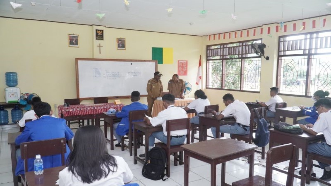 Penjabat Wali Kota Jayapura Frans Pekey (belakang kiri) memantau pelaksanaan ujian akhir sekolah di SMA YPPK Taruna Dharma, Senin (27/3/2023) (ANTARA/Ardiles Leloltery)