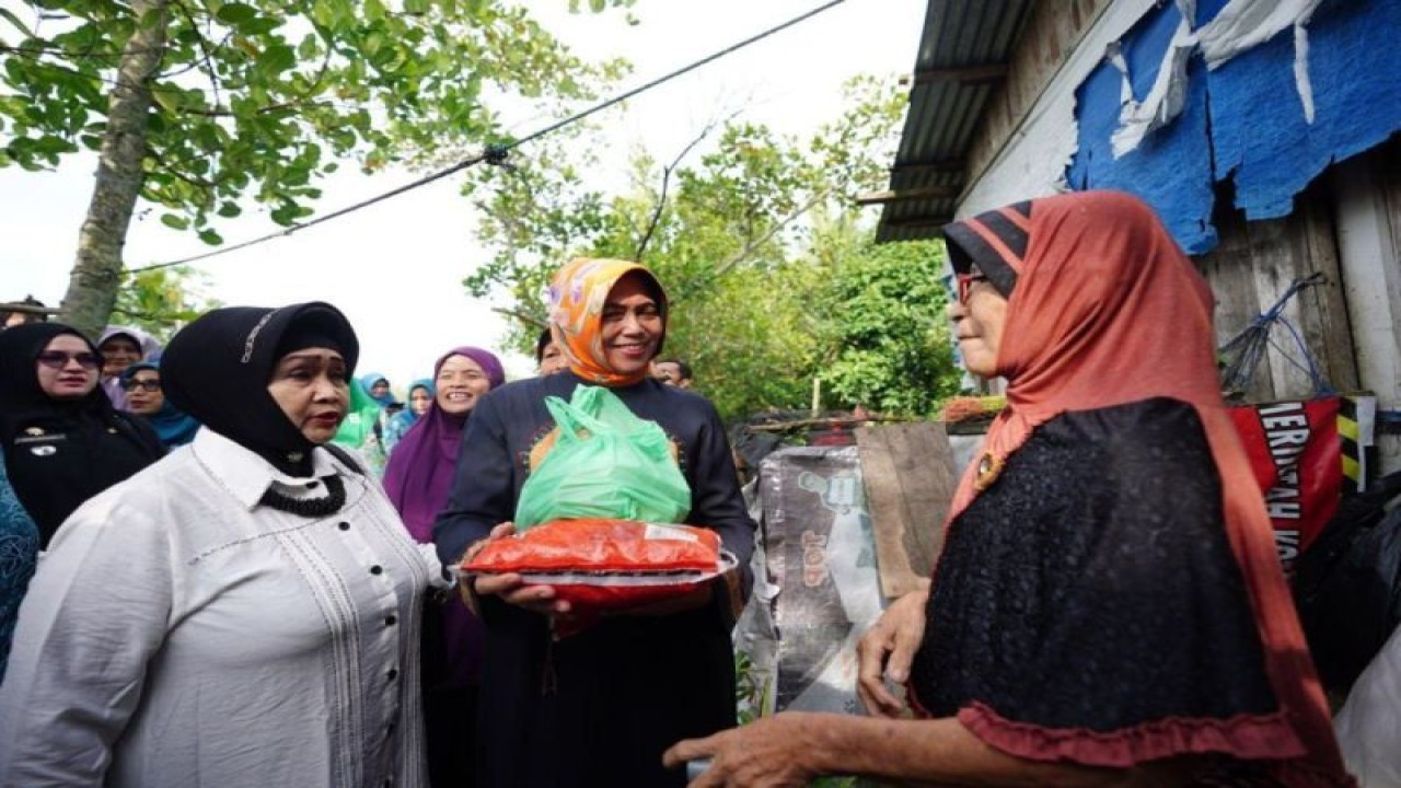 Ketua Tim Penggerak (TP) PKK Provinsi Riau, Misnarni Syamsuar saat membagikan paket sembako kepada warga tidak mampu. ANTARA/HO-Diskominfotik Riau