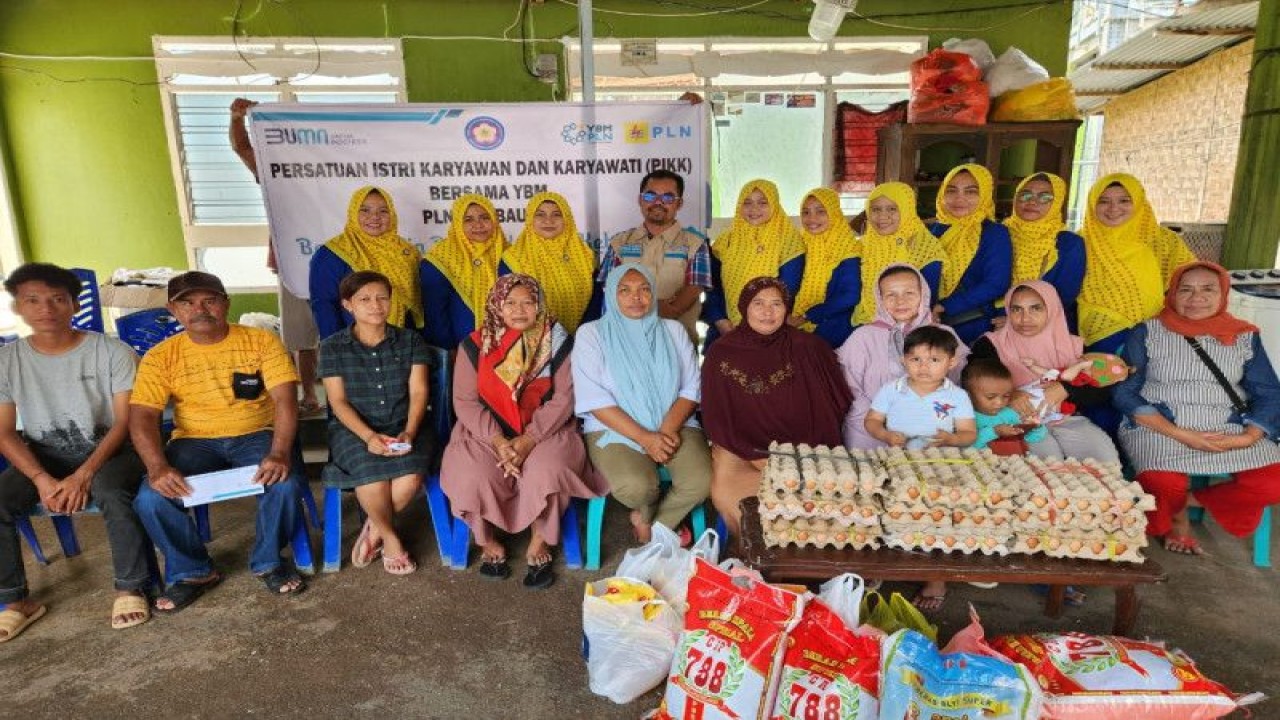 Jajaran PT PLN Baubau bersama warga yang terdampak kebakaran di Baubau. (Antara/HO-PLN UP3 Baubau)