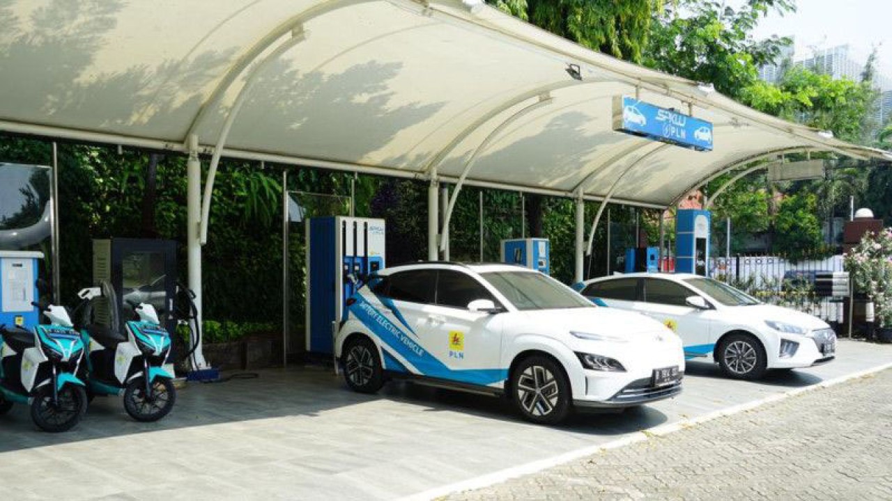 Arsip kendaraan listrik mengisi daya di stasiun pengisian kendaraan listrik umum di PLN Jakarta, Rabu (3/11/2021). ANTARA/HO-PLN DKI Jakarta