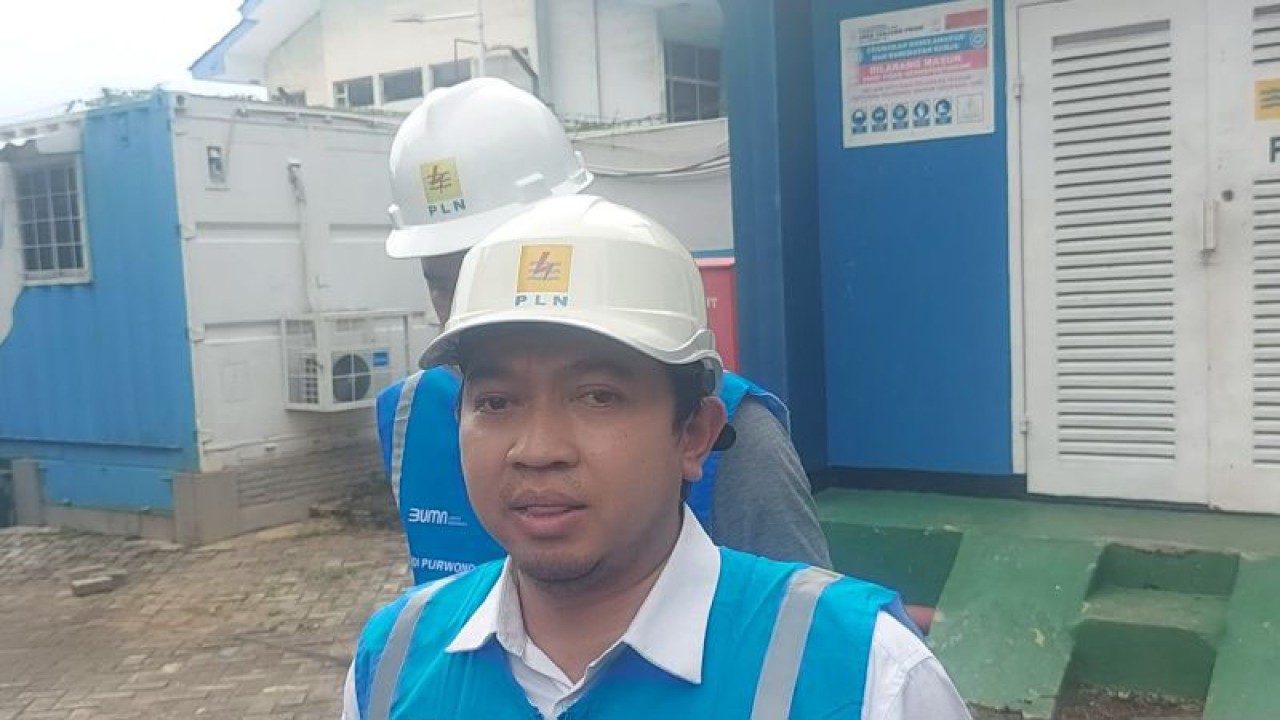 Senior Manajer Distribusi PLN Unit Induk Distribusi (UID) Jakarta Raya Sugeng Widodo di PT PLN Area Tanjung Priok, Jakarta Utara, Sabtu (4/3/2023). ANTARA/Abdu Faisal