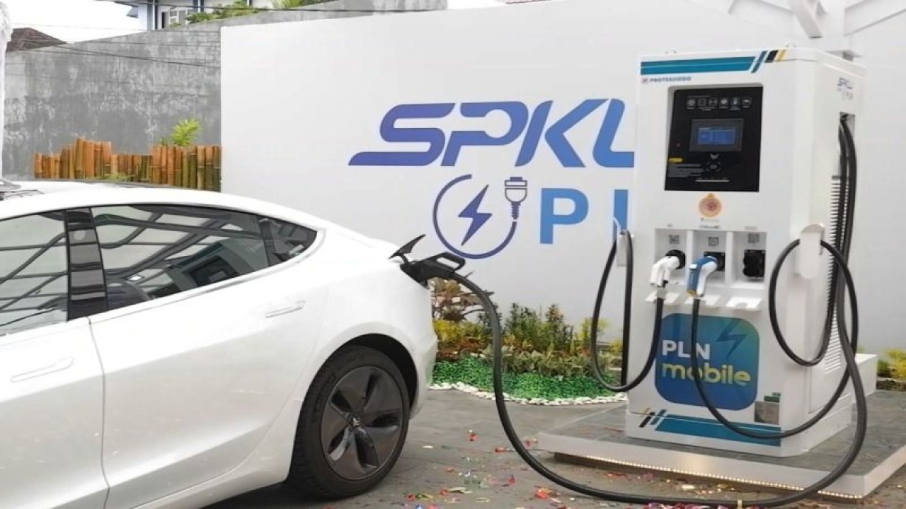 Jalin kolaborasi dalam IIMS 2023, PLN dukung percepatan ekosistem kendaraan listrik (ANTARA/HO)