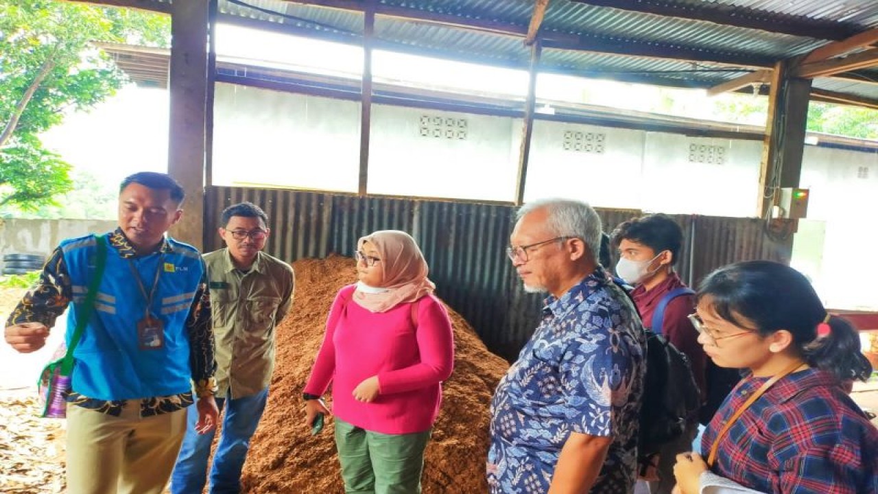 Manager PLN Unit Pelaksana Pembangkitan Flores Andi Martha Siswahyudi (kiri) menjelaskan pengelolaan sampah menggunakan teknologi olah sampah di sumbernya (TOSS) saat dikunjungi pihak Badan Perencanaan Pembangunan Nasional (Beppenas) di Kabupaten Ende, NTT. (ANTARA/HO-Humas PLN UIW NTT)