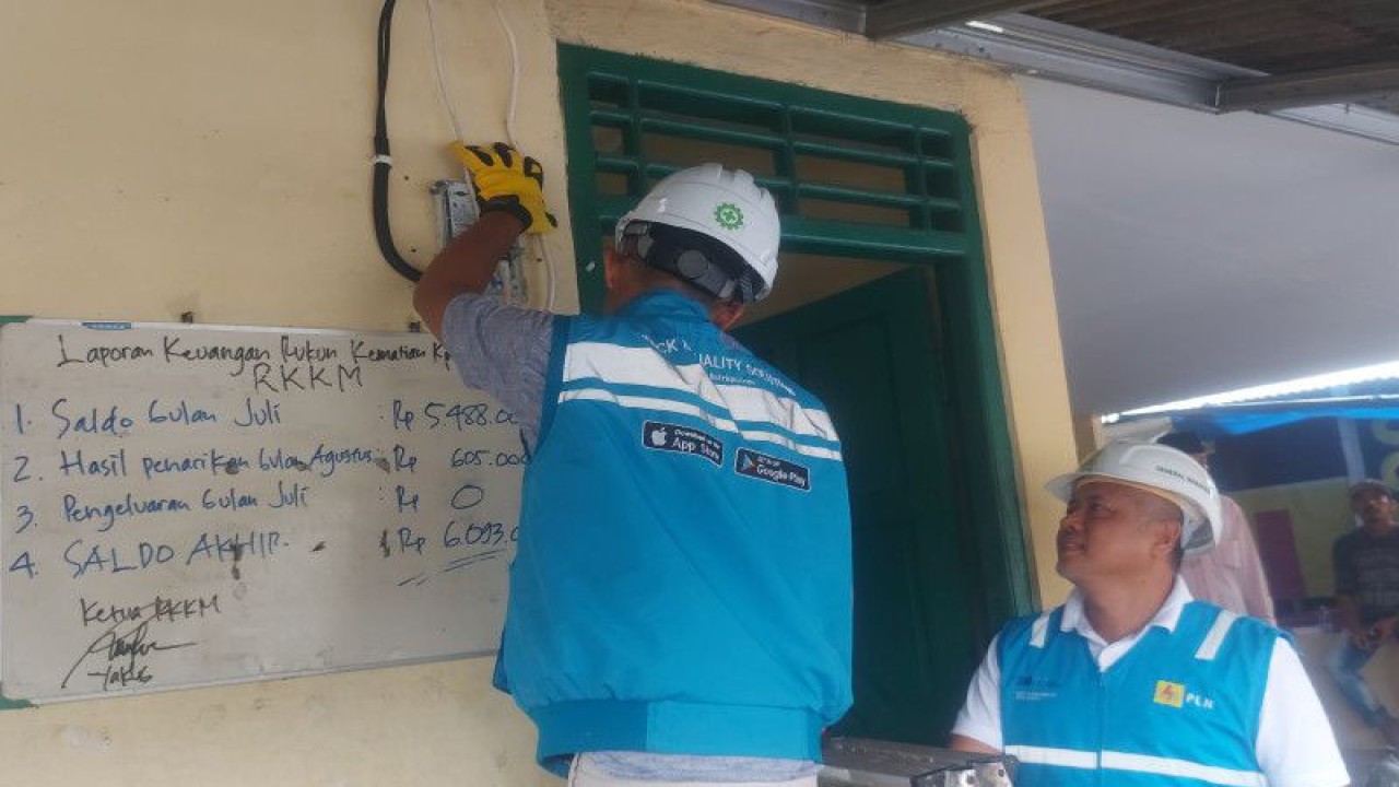 General Manager PLN UID Jakarta Raya Doddy B Pangaribuan (kanan) memperhatikan petugas PT Haleyora Power saat mengecek instalasi kelistrikan di Musholla Baitus Saja'ah, Ancol, Pademangan, Jakarta Utara dalam rangka gerakan Masjid Bersinar, Rabu (15/3/2023). ANTARA/Abdu Faisal