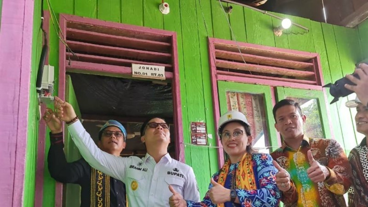 GM PLN Kaltimra Joice L Wantania dalam peresmian distribusi listrik di Kampung Tengku Dacing, Kabupaten Tana Tidung, Kalimantan Utara. (ANTARA/novi abdi)
