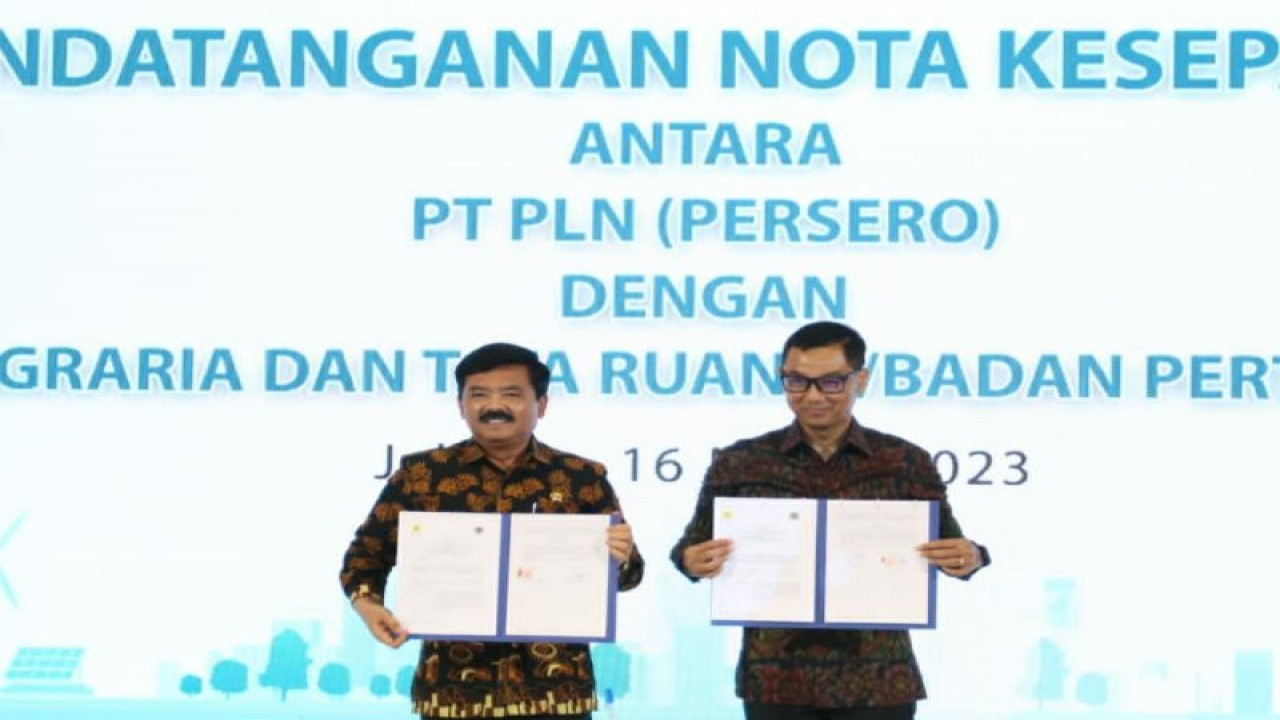 Menteri ATR/BPN Hadi Tjahjanto (kiri) dan Direktur Utama PLN Darmawan Prasodjo saat acara penandatanganan nota kesepahaman di Kantor Pusat PLN, Jakarta, Kamis (16/3/2023). ANTARA/HO-Humas PLN