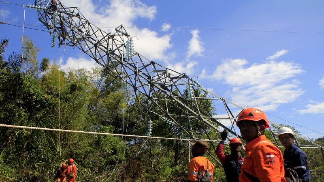 Ilustrasi - Pekerja membenahi salah satu tower jaringan listrik penghubung Pulau Timor yang roboh akibat Siklon Seroja di desa Tuanfeu, Kabupaten Kupang, NTT, Selasa (13/4/2021). ANTARA FOTO/Kornelis Kaha/foc