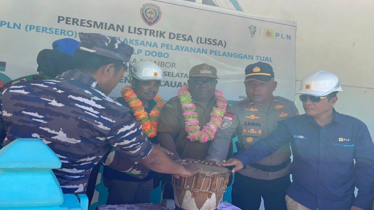 PT PLN Unit Induk Wilayah Maluku Maluku Utara (UIW MMU) hadirkan layanan program listrik desa di daerah 3T (terdepan,terluar, tertinggal) yakni desa Ngaibor, Kecamatan Aru Selatan Kabupaten Kepulauan Aru. ANTARA/Ho- Humas PLN UIW MMU