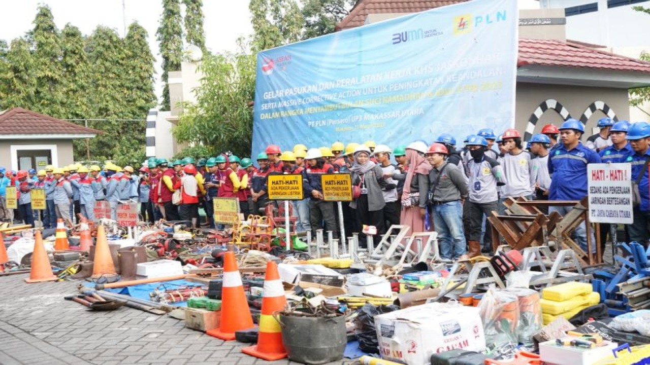 Ilustrasi. Petugas PLN area Sulselrabar saat menggelar pasukan saat akan melakukan perawatan keandalan pasokan listrik di area Sulsel. ANTARA Foto/HO-Humas PLN