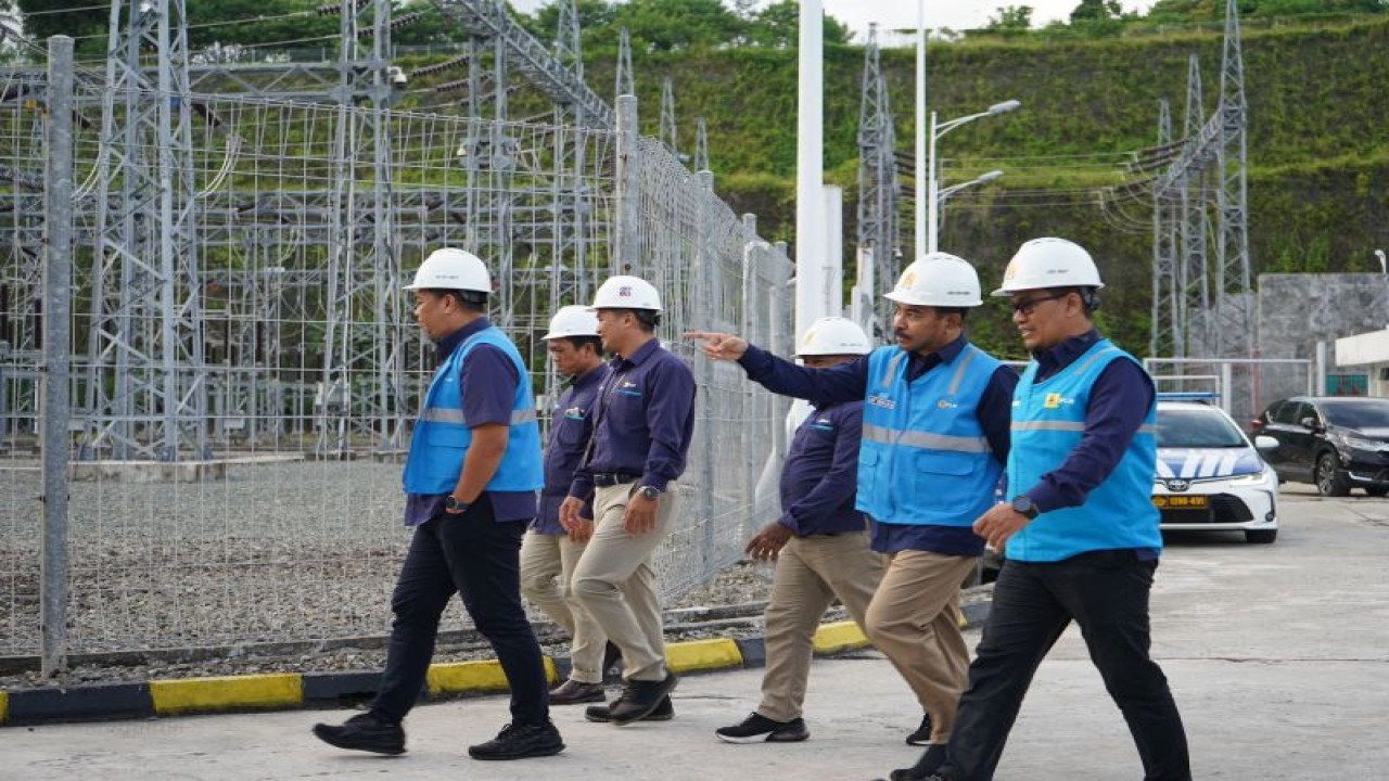 Kunjungan Direktur Manajemen Pembangkitan di Ambon meninjau lokasi PLTMG Ambon Peaker, Kamis (9/3). ANTARA/Ho- Humas PLN UIW MMU.