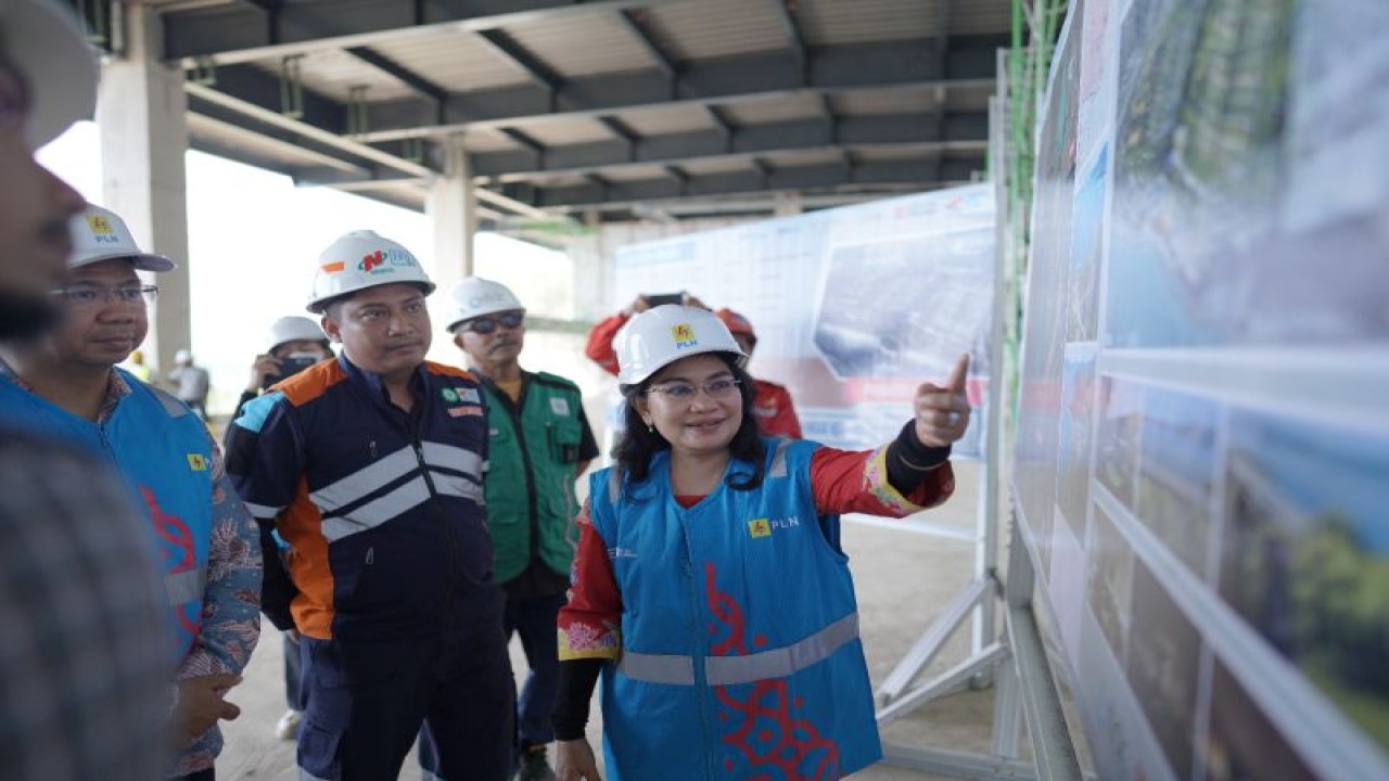 General Manager PLN UIW NTT Fintje Lumembang memberikan penjelasan terkait kesiapan kelistrikan untuk mendukung kegiatan KTT ASEAN di Labuan Bajo, Kabupaten Manggarai Barat. (ANTARA/HO-Humas PLN UIW NTT)