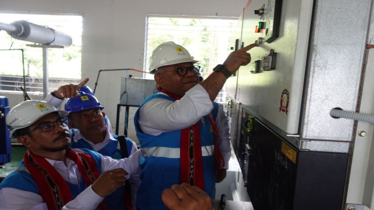 PT PLN (Persero) Unit Induk Wilayah Maluku dan Maluku Utara (UIW MMU) meresmikan listrik 24 jam di tiga wilayah di Provinsi Maluku yakni Pulau Ambalau di Kabupaten Buru Selatan, Pulau Manipa dan Negeri Luhu di Kabupaten Seram Bagian Barat. ANTARA/Ho- Humas PLN UIW MMU.