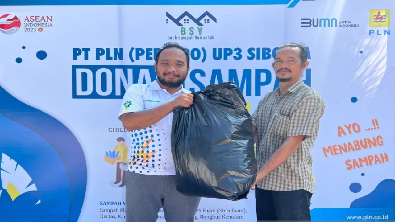 PLN Unit Pelaksana Pelayanan Pelanggan (UP3) Sibolga peduli terhadap kelestarian lingkungan dalam mengumpulkan sampah yang tidak digunakan. (ANTARA/HO-Humas PLN UID Sumut)