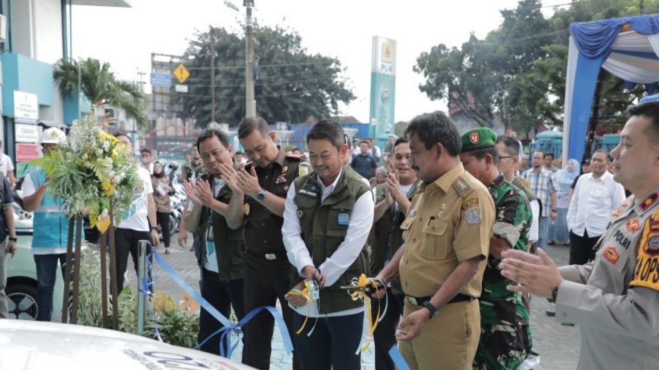 General Manajer PLN UID Sumut Tonny Bellamy (nomor 3 dari kanan) meresmikan Stasiun Pengisian Kendaraan Listrik Umum (SPKLU) di Kota Binjai. (ANTARA/HO-Humas PLN UID Sumut)