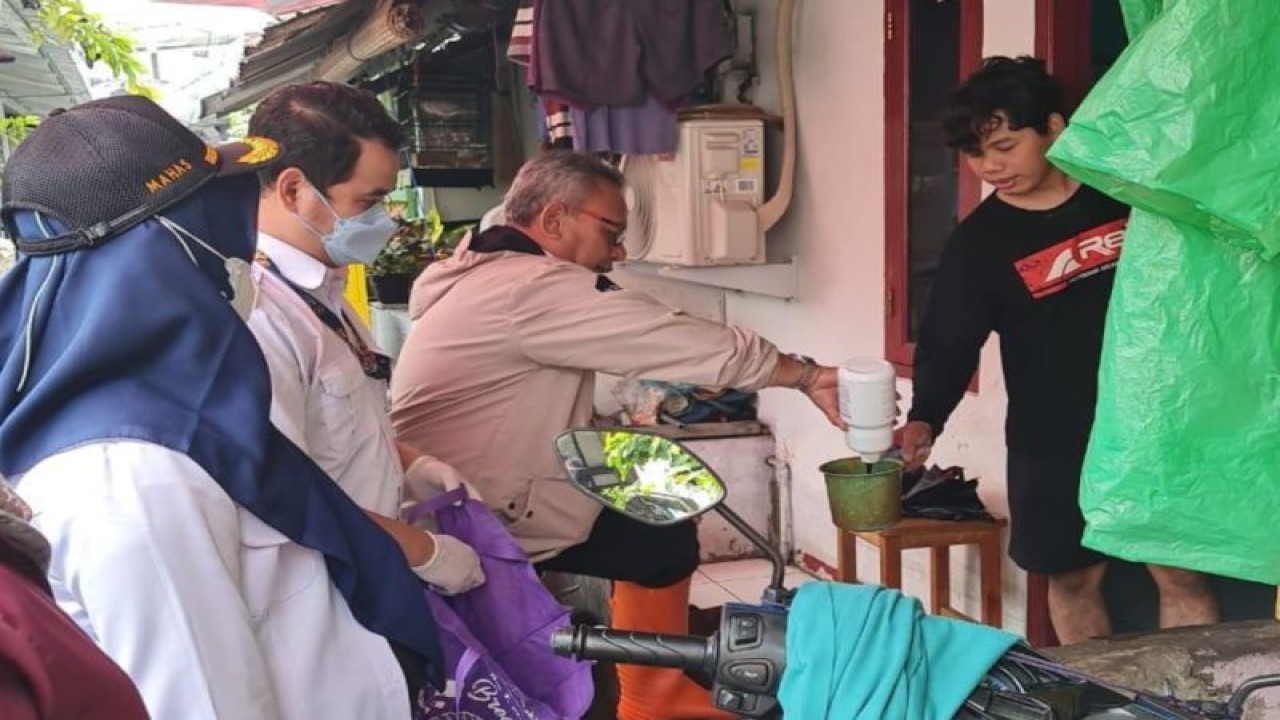 Plt Lurah Tegal Parang Agus Muharam memberikan bantuan kepada sejumlah warga terdampak banjir di Jakarta, Rabu (15/3/2023). ANTARA/HO-Kominfotik Jakarta Selatan