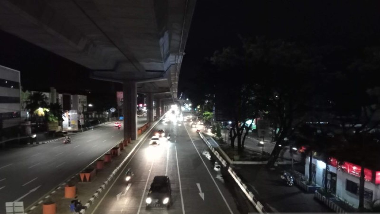 Ilustrasi suasana aktivitas kawasan flyover Makassar yang menjadi salah satu lokasi para pengemis berkostum badut boneka dan manusia silver. Antara/ Suriani Mappong