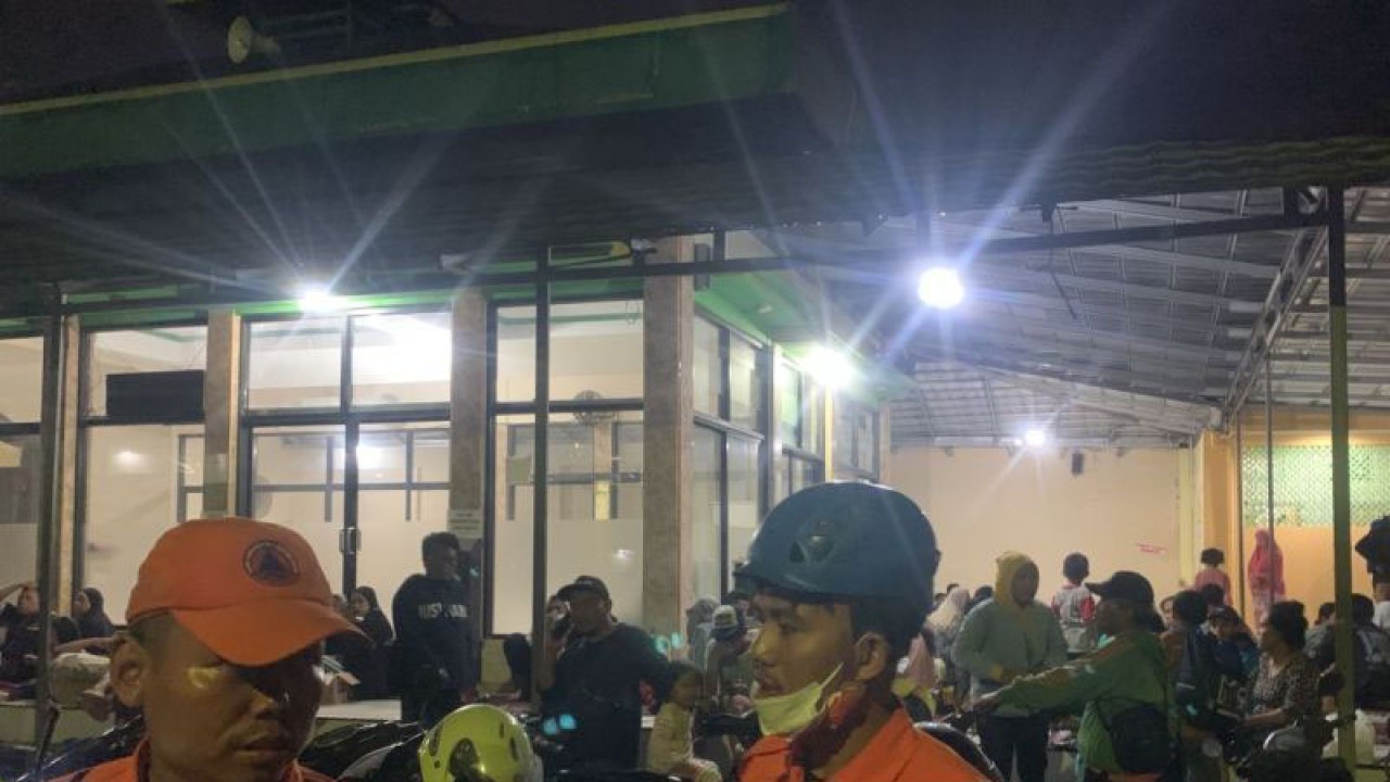 BPBD DKI mencatat data sementara ada 1.085 warga mengungsi akibat kebakaran terminal penerimaan BBM milik Pertamina di Plumpang, Jakarta Utara, Jumat malam (3/3/2023). ANTARA/HO-BPBD DKI