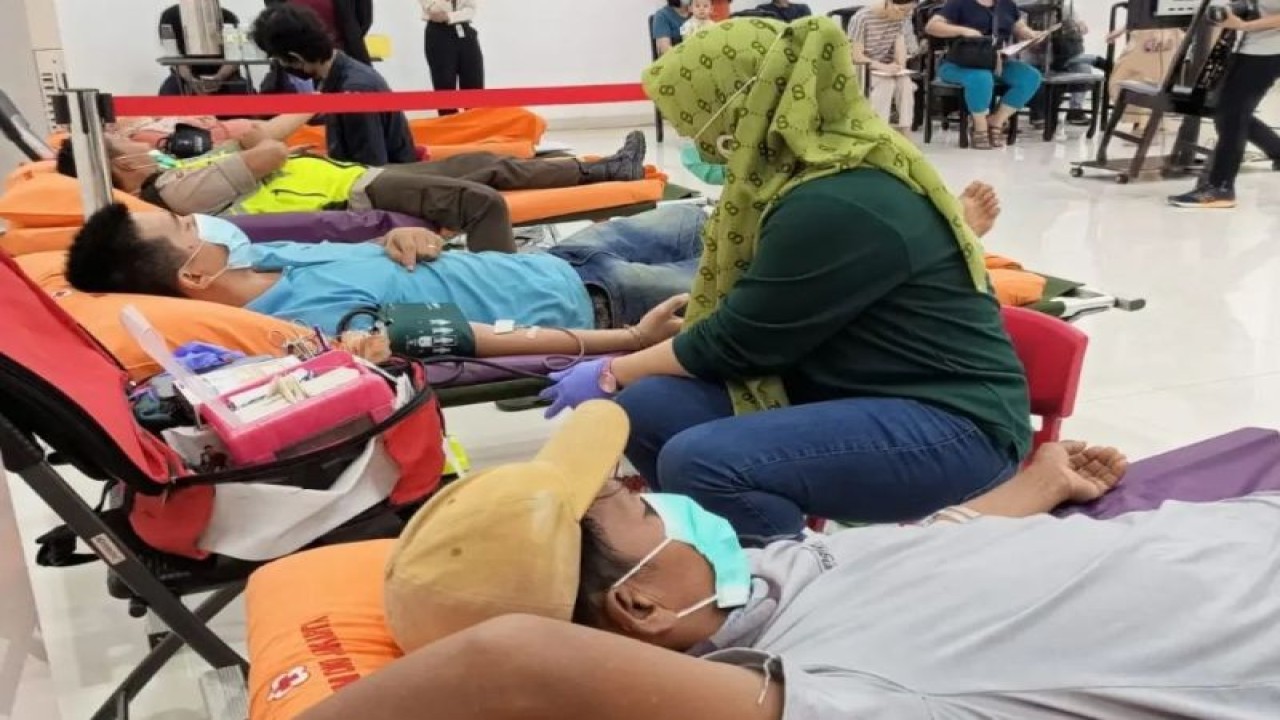 Donor darah yang dilakukan PMI Jakarta Barat di Jalan Peta Selatan, Kalideres, Jakarta Barat, Minggu (29/1/2023). ANTARA / PMI Jakarta Barat