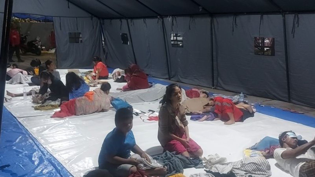 Sejumlah pengungsi tidur di tenda pengungsian kebakaran yang disiapkan di area Markas Palang Merah Indonesia (PMI) Jakarta Utara di Tugu Selatan, Koja, Jakarta Utara, Sabtu (4/3/2023). (ANTARA/Abdu Faisal)