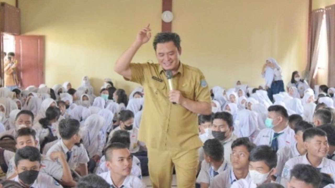 Wakil Bupati sekaligus Ketua PMI Kabupaten Bangka Barat Bong Ming Ming memberikan materi antinarkoba sekaligus menggugah semangat peduli sesama kepada para pelajar di daerah itu. ANTARA/ Donatus Dasapurna