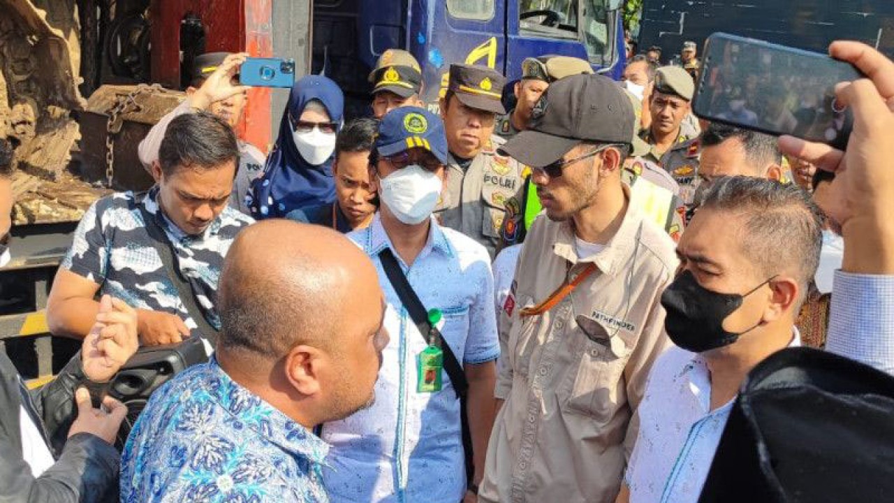 Petugas Pengadilan Negeri Jakarta Timur tengah beradu mulut dengan kuasa hukum warga saat proses eksekusi pengosongan rumah di Perumahan Taman Duren Sawit, Jakarta Timur, Kamis (16/3/2023). ANTARA/Syaiful Hakim