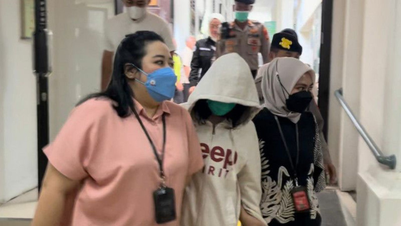 Penampilan AG saat mendatangi Pengadilan Negeri Jakarta Selatan, Jakarta, Kamis (30/3/2023). ANTARA/Luthfia Miranda Putri
