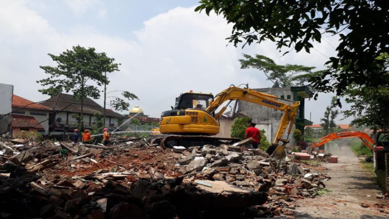 Petugas melakukan eksekusi rumah di Kelurahan Rejomulyo, Kecamatan Kota, Kediri, Jawa Timur, Rabu (15/3/2023). ANTARA/ Asmaul