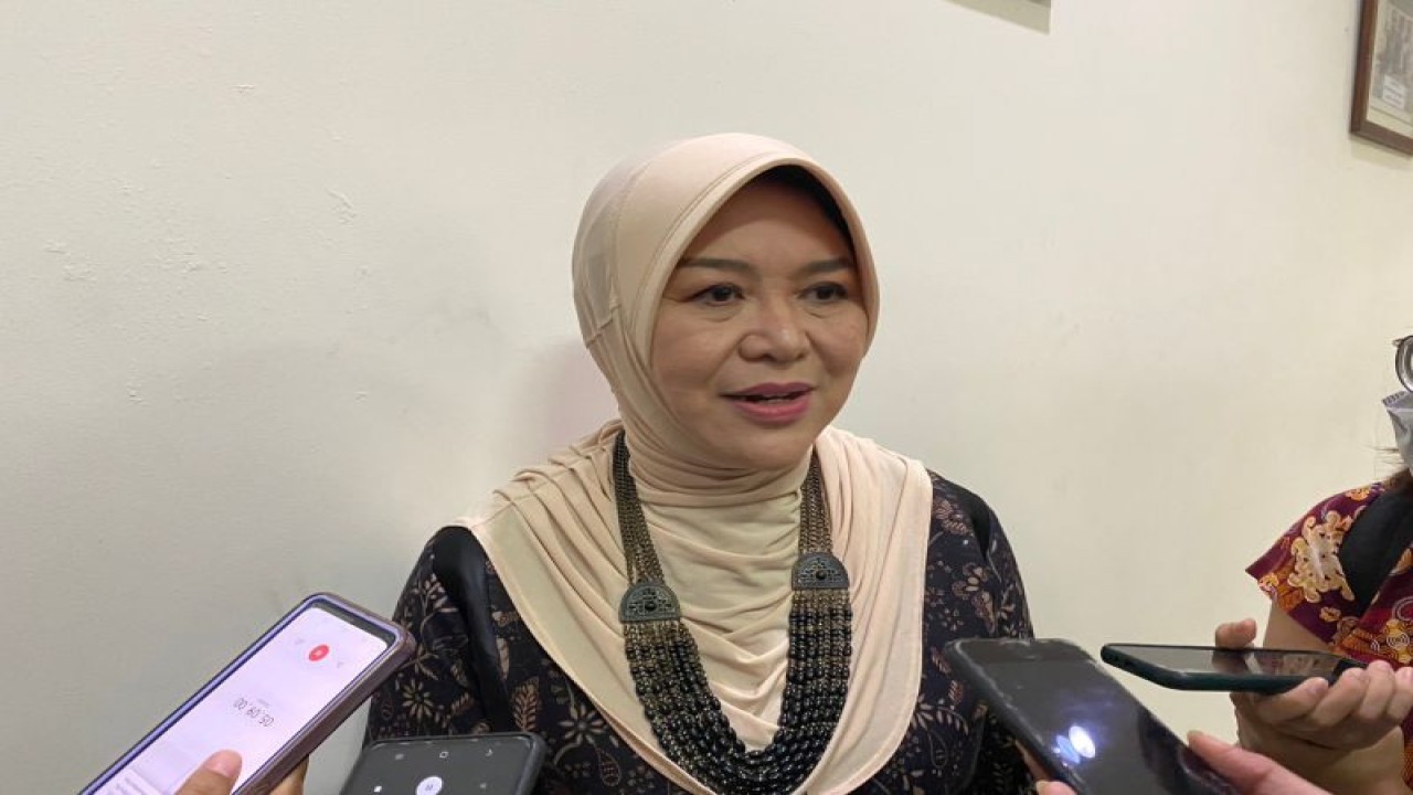 Sekretaris Penurunan Angka Kematian Ibu dan Stunting (PAKIAS) POGI Dwiana Ocviyanti dalam Konferensi Pers IDI di Jakarta, Kamis (2/3/2023). (ANTARA/Hreeloita Dharma Shanti)