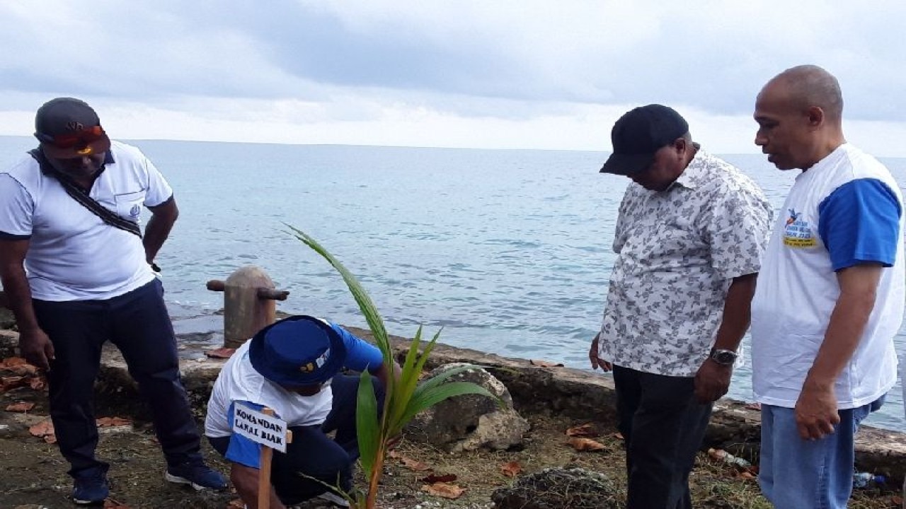 Komandan Lanal Biak Kolonel Marinir Karlos Deda menanam pohon kelapa hibrida di pantai Waterbasis bersama Kepala Balai Wilayah Sungai (paling kanan) dan Asisten II Sekda Biak Lot Yensenem, Jumat (10/3). ANTARA/Muhsidin