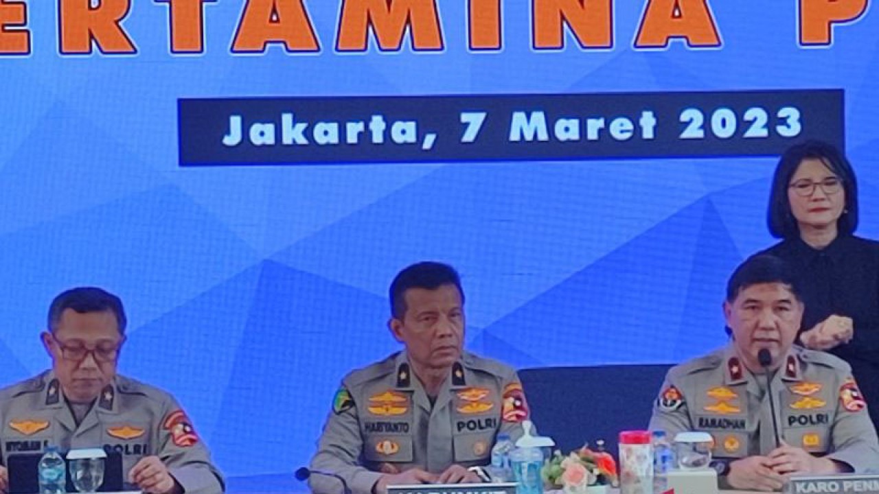 Karo Penmas Divisi Humas Polri Brigjen Pol Ahmad Ramadhan (kanan) didampingi oleh Karumkit Polri Brigjen Pol Hariyanto (kiri) dan Karo Dokpol Pusdokkes Polri Brigjen Nyoman Eddy (paling kiri) saat memberikan keterangan pers terkait identifikasi jenazah korban kebakaran di RS Polri Kramat Jati, Jakarta Timur, Selasa (7/3/2023). ANTARA/Syaiful Hakim