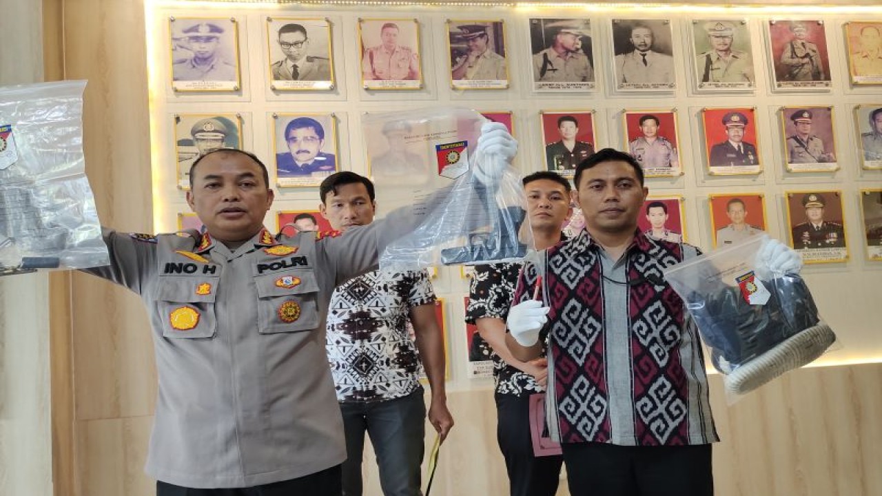 Kepolisian Resor Kota (Polresta) Bandarlampung Kombes Pol Ino Harianto saat memberikan keterangan pers di Mapolresta Bandarlampung. Jumat, (17/3/2023). (ANTARA/Dian Hadiyatna)
