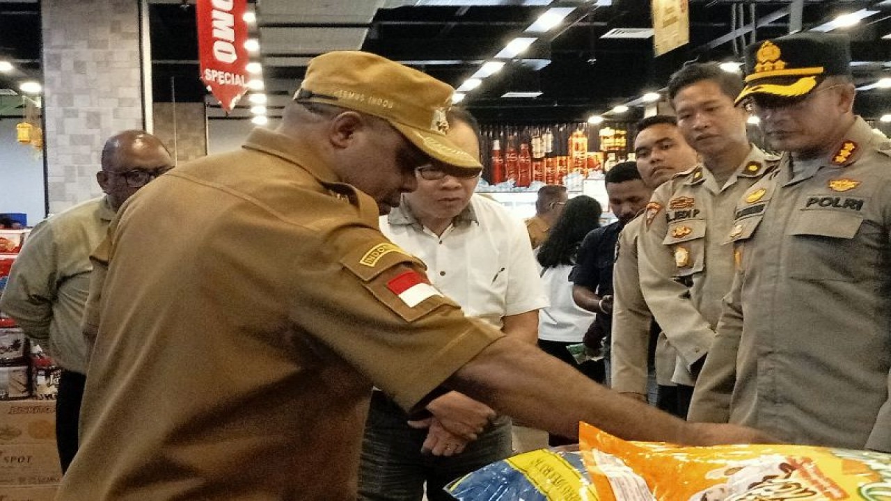 Bupati Manokwari Hermus Indou (kiri) dan Kapolresta Manokwari Kombes Pol Rivadyn Benny (kanan) saat mengecek stok beras di salah satu pusat perbelanjaan di Manokwari, Selasa. (ANTARA/Fransiskus Salu Weking)