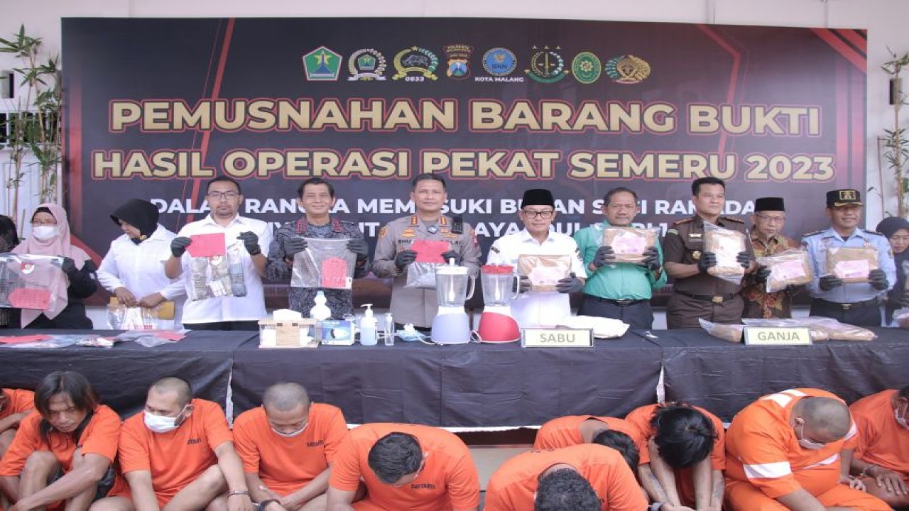 Kapolresta Malang Kota Kombes Pol Budi Hermanto (tengah) bersama Wali Kota Malang Sutiaji (kelima kanan) pada saat menunjukkan barang bukti hasil pengungkapan selama Operasi Pekat Semeru 2023, di Kota Malang, Jawa Timur, Rabu (29/3/2023). ANTARA/HO-Humas Polresta Malang Kota