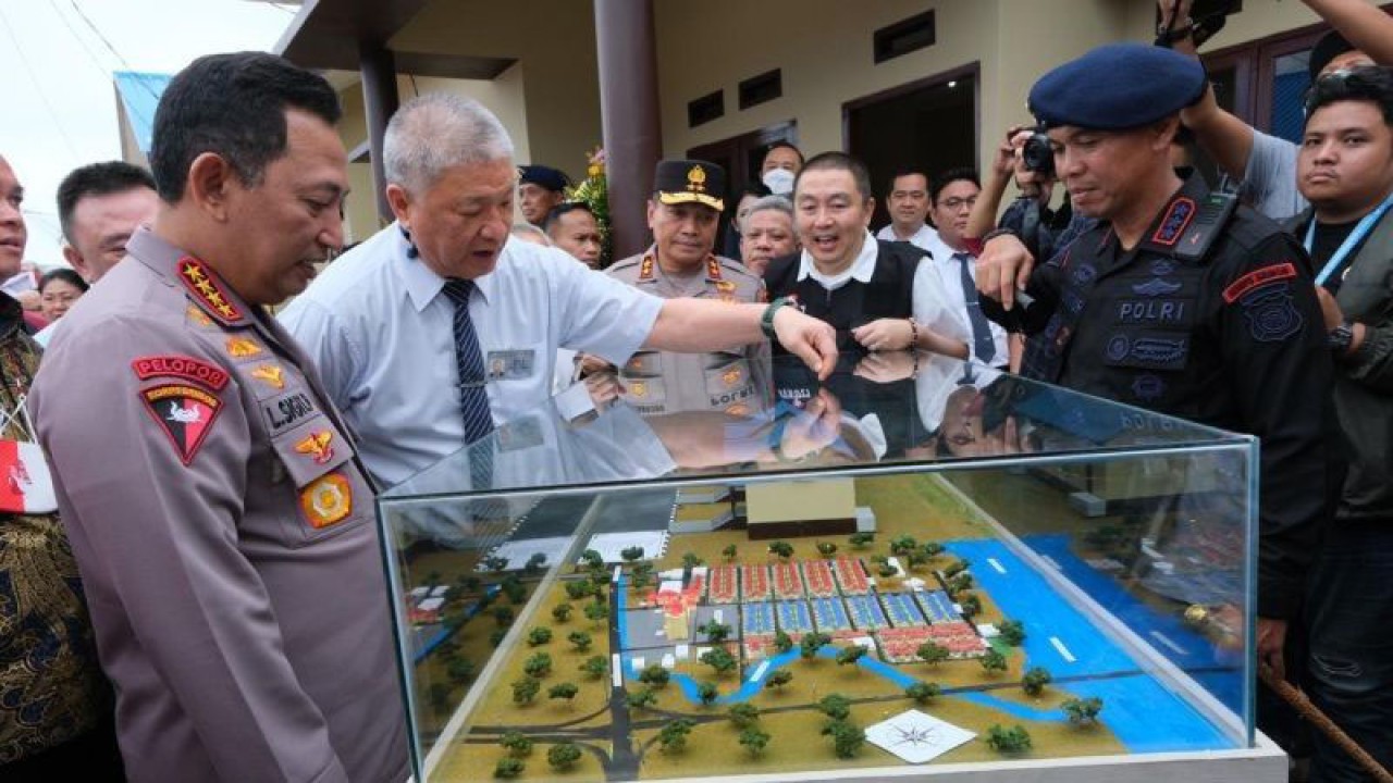 Kapolri Jenderal Pol Listyo Sigit Prabowo saat melihat maket rumah di Asrama Brimob Polda Kalbar. (ANTARA/Sucia Lucinda)