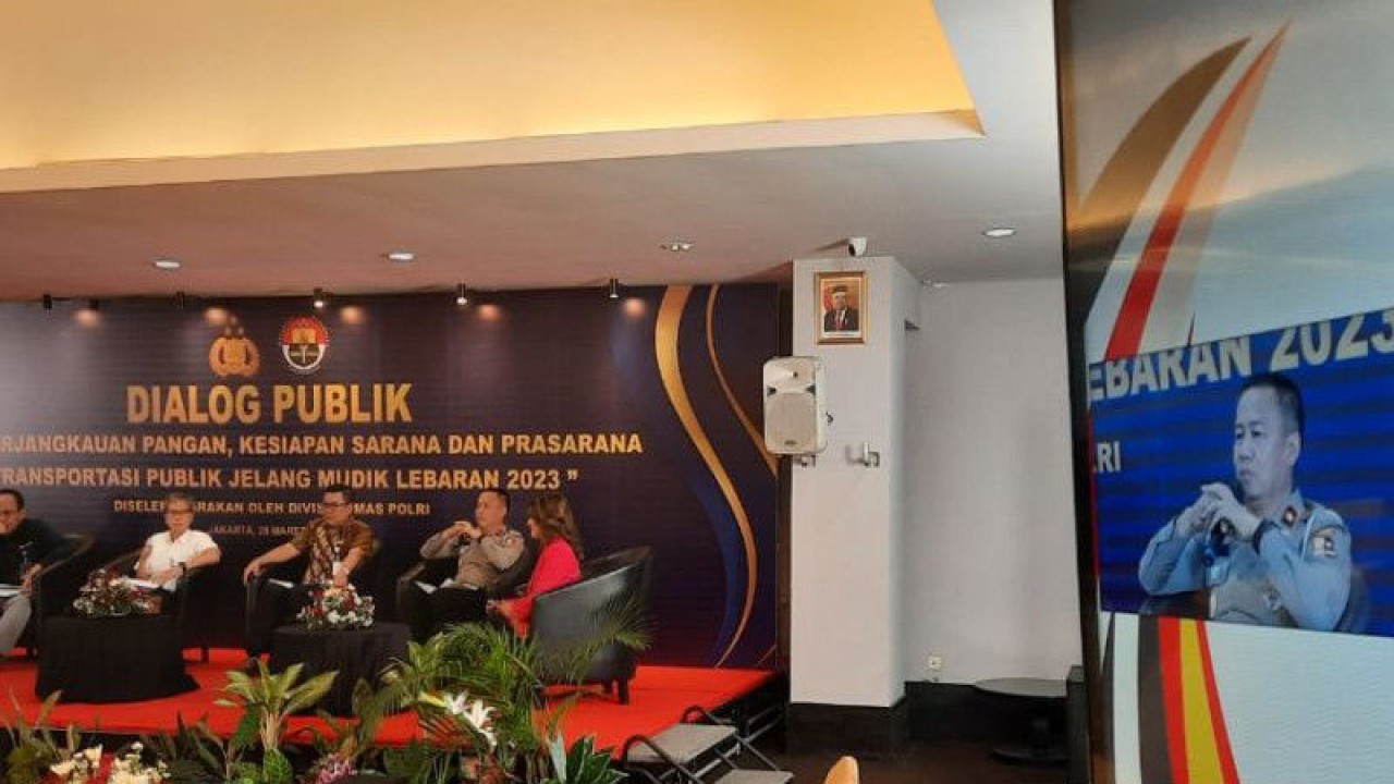 Direktur Penegakan Hukum (Dirgakkum) Korlantas Polri Brigjen Pol. Aan Suhanan menjadi narasumber dalam diskusi publik bertajuk “Keterjangkauan Pangan, Kesiapan Sarana dan Prasarana Transportasi Publik Jelang Mudik Lebaran 2023” di Jakarta, Selasa (28/3/2023). ANTARA/Laily Rahmawaty