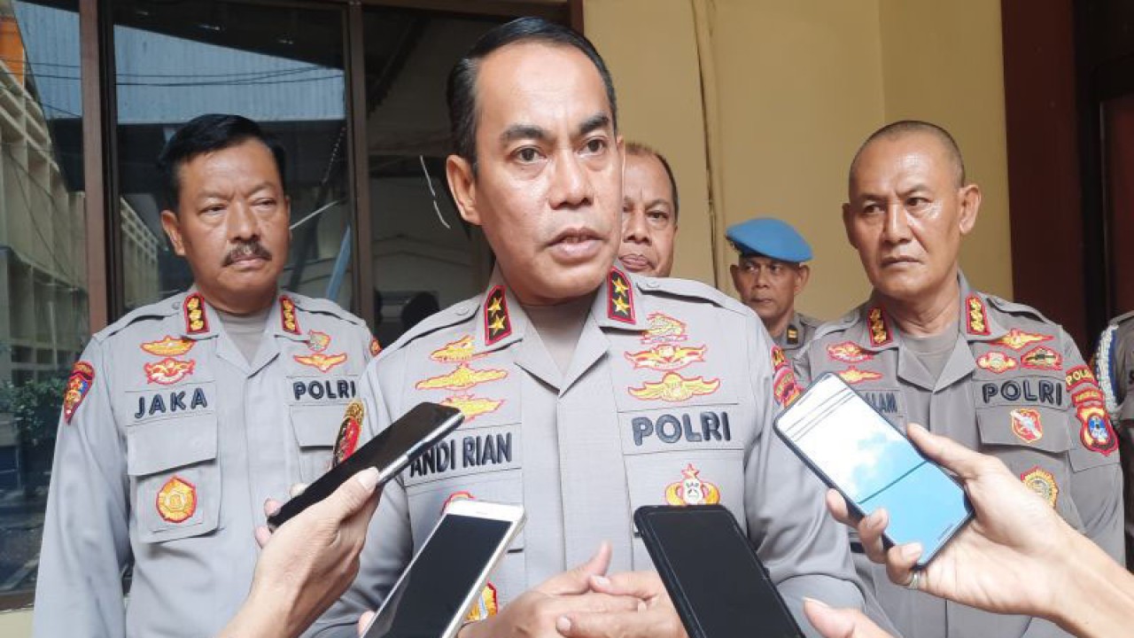 Kapolda Kalimantan Selatan Irjen Pol Andi Rian R Djajadi ditemui di Banjarmasin, Selasa (21/3/2023). (ANTARA/Firman)