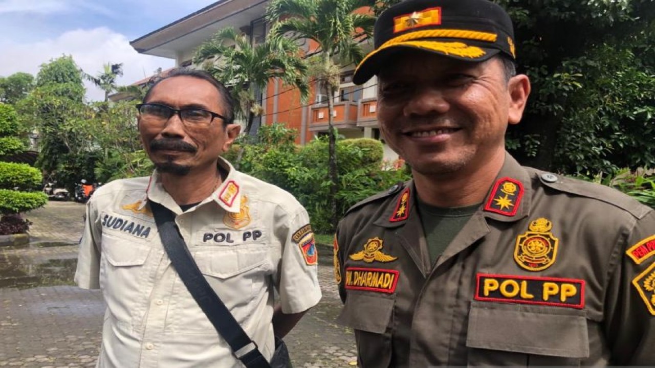 Kepala Satpol PP Bali Nyoman Rai Dharmadi (kanan) saat diwawancara di Denpasar. ANTARA/Ni Putu Putri Muliantari