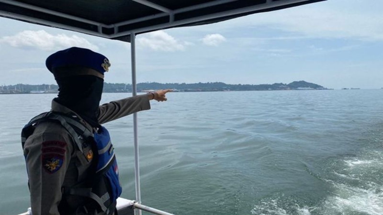 Polisi mengawasi perairan Teluk Balikpapan dari kapal patroli. (ANTARA/HO-Humas Polda Kaltim)