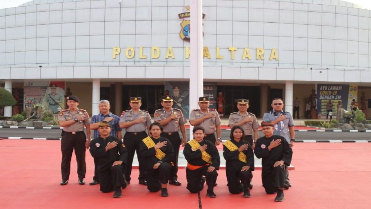 Wakapolda Kaltara Brigjen Pol Kasmudi saat melepas atlet pencak silat yang mengikuti kejuaraan nasional Kapolri Cup di Jakarta. ANTARA/HO-Humas Polda Kaltara.