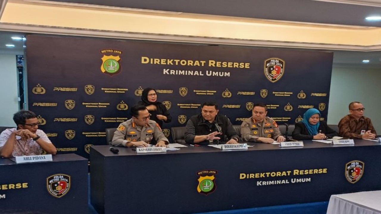 Direktur Reserse Kriminal Umum (Dirreskrimum) Polda Metro Jaya Kombes Pol Hengki Haryadi (ketiga dari kiri) saat konferensi pers bersama jajaran Polda Metro Jaya dan pihak terkait di Jakarta, Kamis (2/3/2023).(ANTARA/Ilham Kausar)