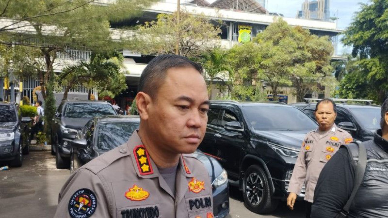 Kabid Humas Polda Metro Jaya Kombes Pol Trunoyudo Wisnu Andiko saat diwawancarai di Jakarta, Senin (6/3/2023). ANTARA/Ilham Kausar