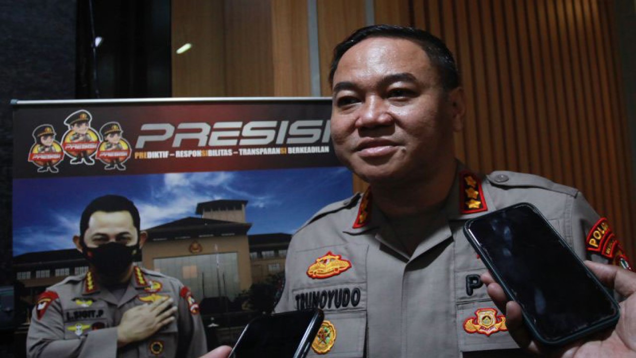 Kabid Humas Polda Metro Jaya Kombes Pol Trunoyudo Wisnu Andiko (tengah) memberikan keterangan kepada wartawan terkait perkembangan penanganan kasus Penganiayaan oleh Anak Pejabat Pajak di Polda Metro Jaya, Jakarta, Rabu (1/3/2023). ANTARA FOTO/Reno Esnir/foc