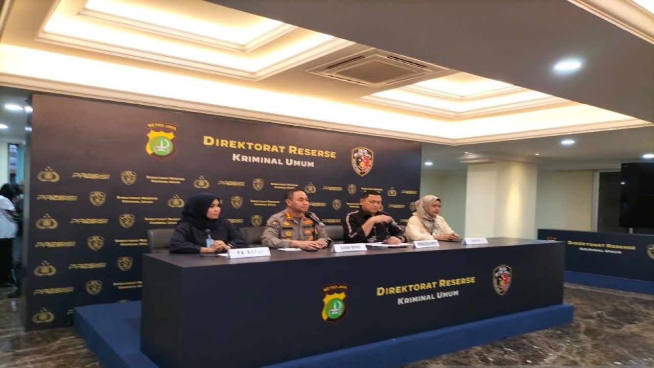 Kabid Humas Polda Metro Jaya, Kombes Pol Trunoyudo Wisnu Andiko (kedua dari kiri) bersama Dirreskrimum Polda Metro Jaya Kombes Pol Hengki Haryadi (kedua dari kanan) didampingi oleh PK-Bapas Jakarta Selatan, Eliana (kiri) dan Asisten Deputi Pelayanan Anak yang Memerlukan Perlindungan Khusus Kementerian PPA, Atwirlany Ritonga (kanan) saat konferensi pers di Jakarta, Rabu (8/3/2023). (ANTARA/Ilham Kausar)