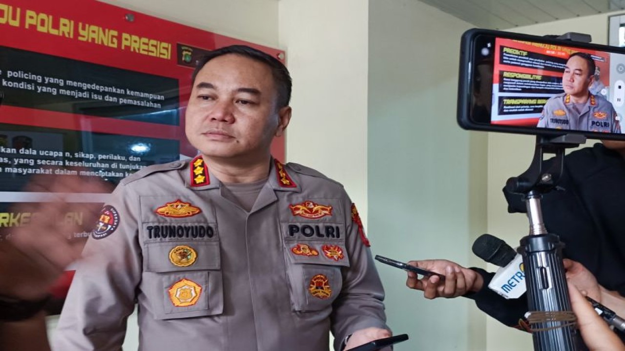 Kabid Humas Polda Metro Jaya Kombes Pol Trunoyudo Wisnu Andiko saat diwawancara di Jakarta, Rabu (1/3/2023). ANTARA/Ilham Kausar
