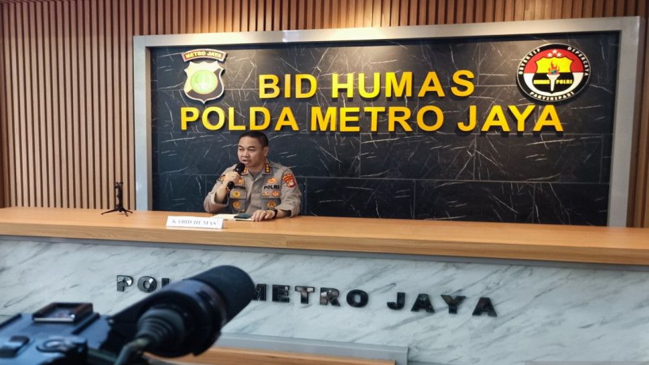 Kabid Humas Polda Metro Jaya Kombes Pol Trunoyudo Wisnu Andiko saat melakukan konferensi pers di Jakarta, Senin (13/3/2023). ANTARA/Ilham Kausar