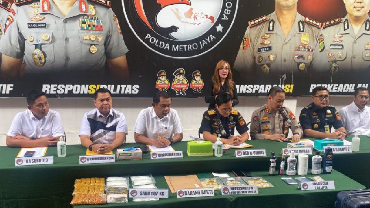Direktur Reserse Narkoba Polda Metro Jaya Kombes Pol Mukti Juharsa (ketiga dari kiri) bersama Kepala Bea Cukai Bandara Soetta Gatot Sugeng Wibowo (tengah) dan Kabid Humas Polda Metro Jaya Kombes Pol Trunoyudo Wisnu Andiko (ketiga dari kanan) beserta jajaran saat melakukan konferensi pers di Jakarta, Rabu (15/3/2023). (ANTARA/Ilham Kausar)