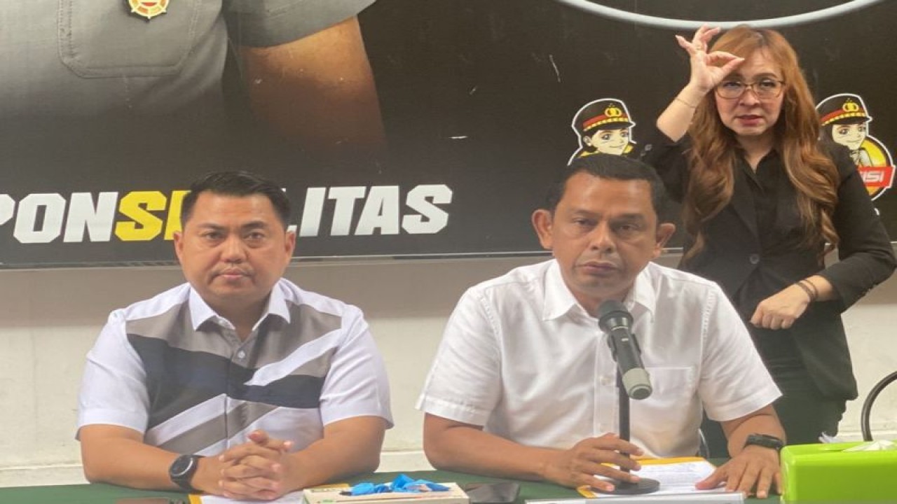 Direktur Reserse Narkoba Polda Metro Jaya Kombes Pol Mukti Juharsa (tengah) didamping wakilnya AKBP Dony Alexander (kiri) saat melakukan konferensi pers di Jakarta, Rabu (15/3/2023) (ANTARA/Ilham Kausar)