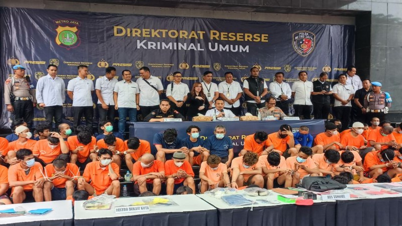 Wakil Direktur Reserse Kriminal Umum (Wadirreskrimum) Polda Metro Jaya AKBP Imam Yulisdiyanto (tengah) bersama jajaran melakukan konferensi pers di Jakarta, Senin (20/3/2023) (ANTARA/Ilham Kausar)